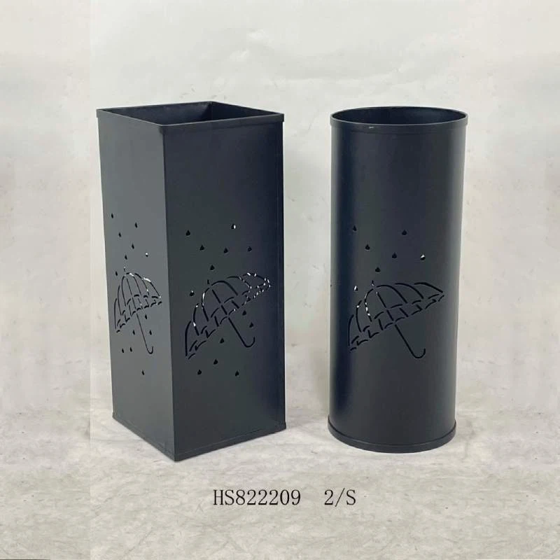 Černý kovový držák na deštník