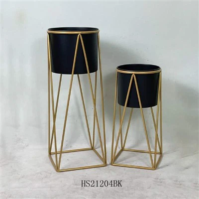 Kovový květináč stojí venku